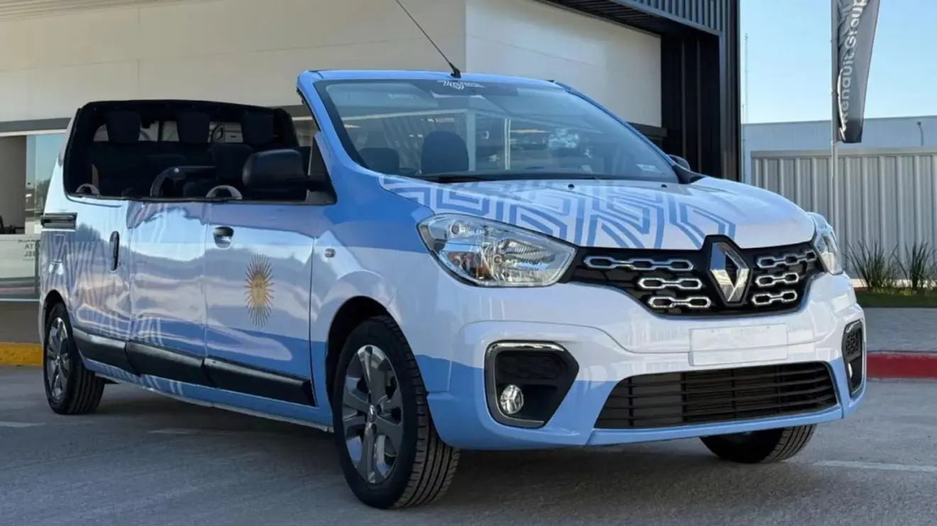 Renault Kangoo limusine, visto de frente e pintado com as cores da bandeira da Argentina