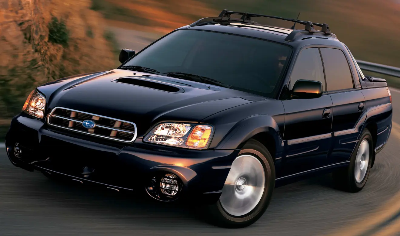 Subaru Baja preto de frente andando na estrada