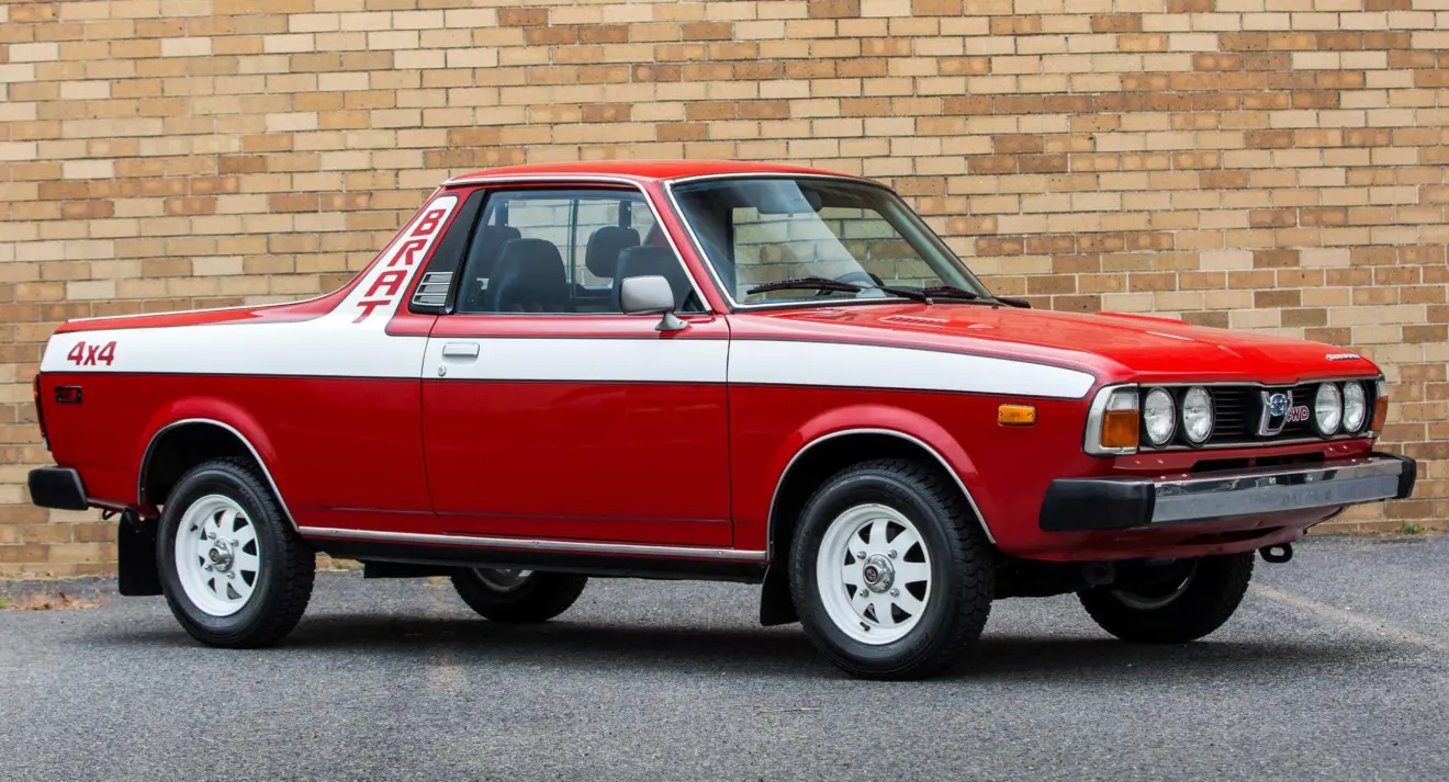 Subaru Brat vermelho parado de frente com muro ao fundo