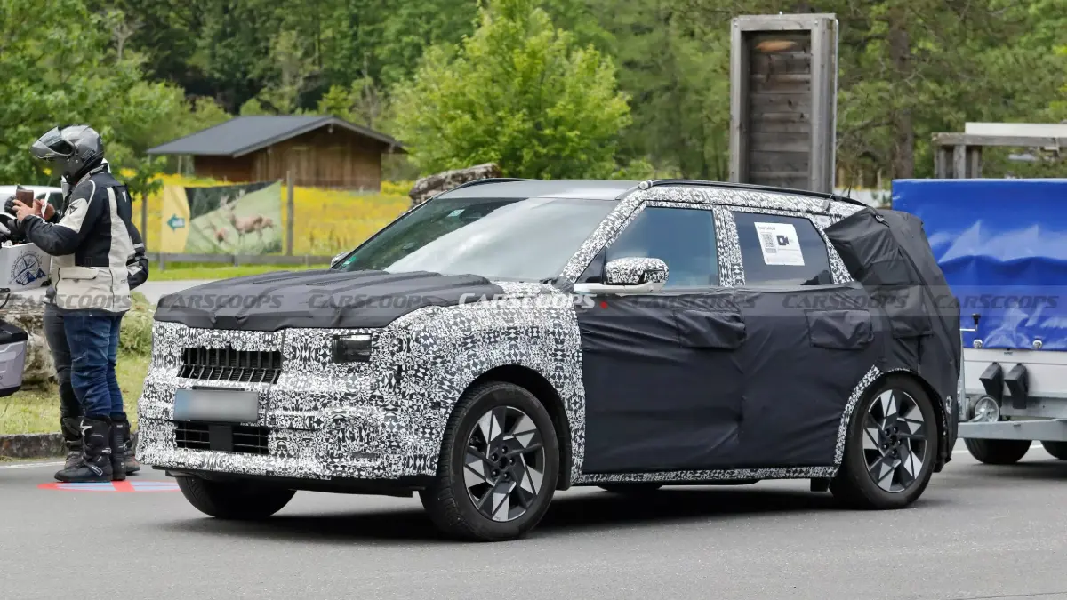 Kia Seltos camuflado flagrado na Europa mostrando a parte dianteira e lateral do carro