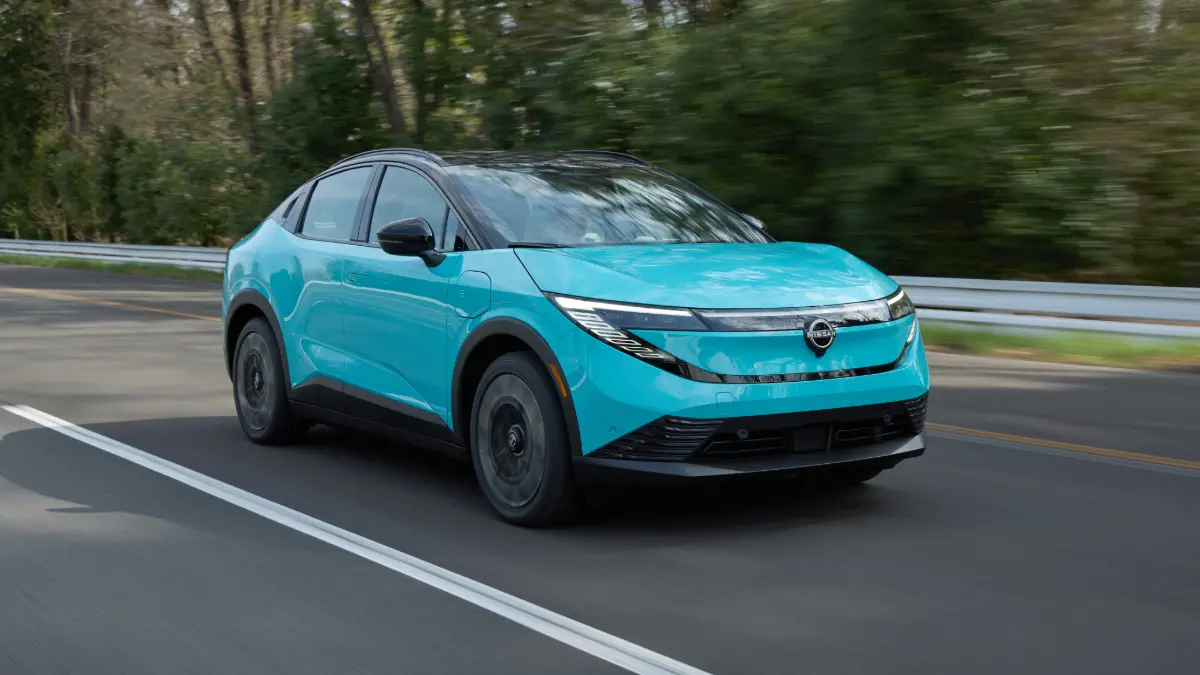 Nissan Leaf azul em movimento