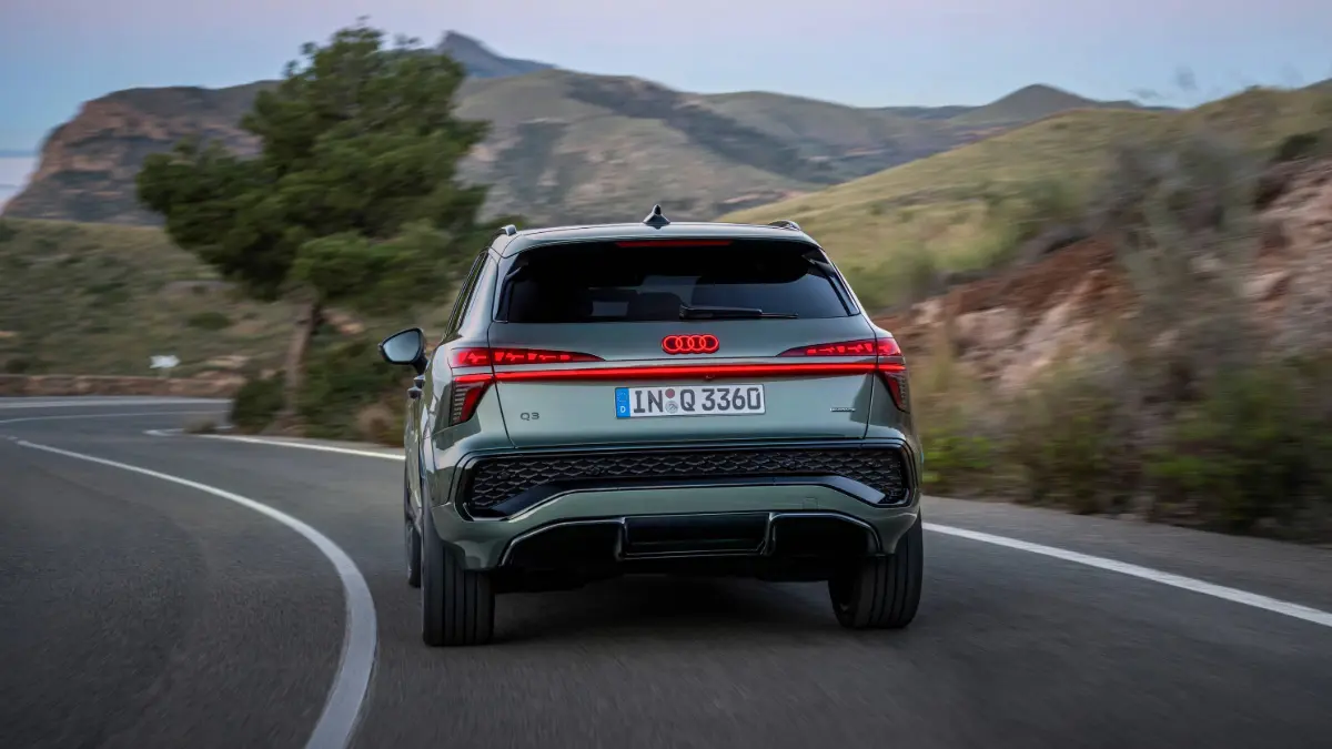 Audi Q3 de terceira geração de traseira em movimento