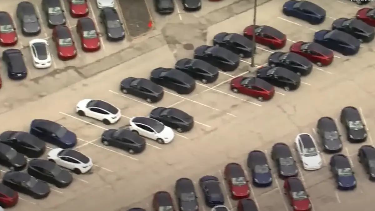 Diversos carros da Tesla, como Cybertruck, Model X e Model Y parado em fileiras em estacionamento nos Estados Unidos