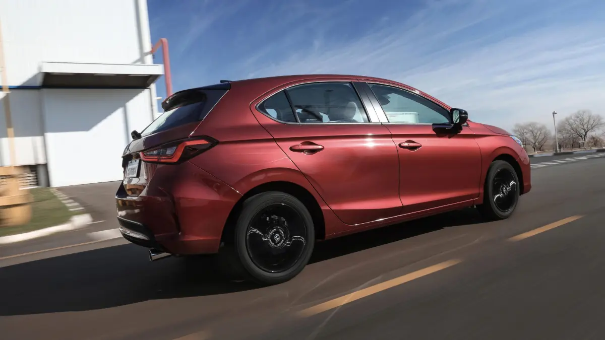 Honda City Touring Sport vermelho em movimento