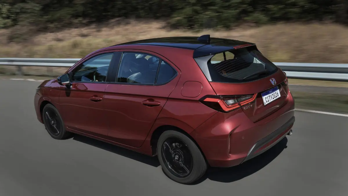 Honda City Touring Sport vermelho em movimento