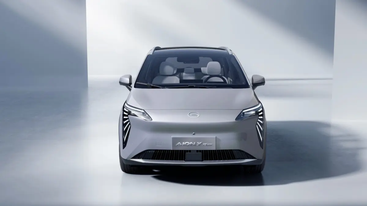 GAC Aion Y Plus reestilizado na China de frente na cor prata