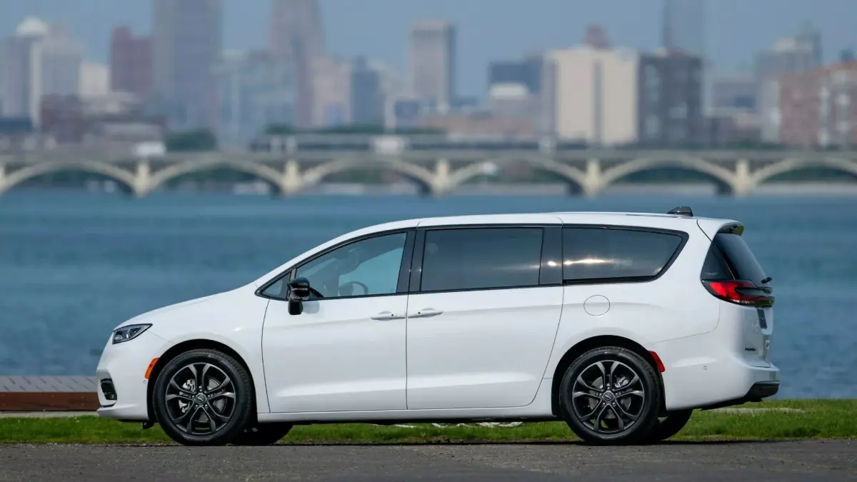 Chrysler Pacifica 100th Anniversary Edition branca de lado estática