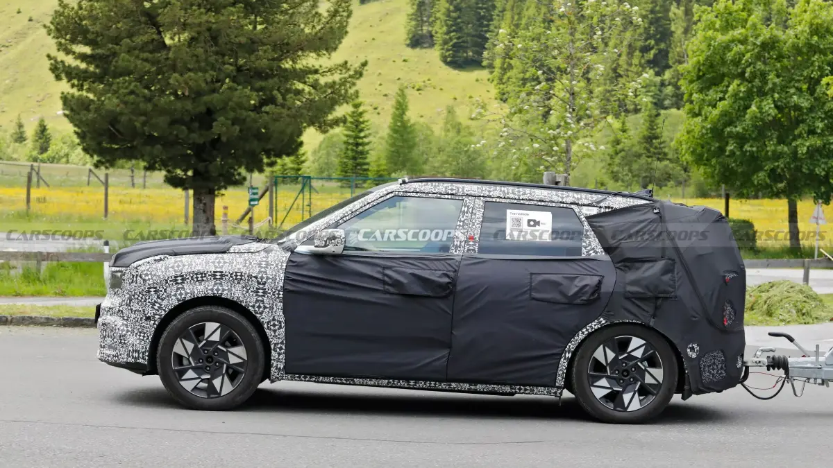 Kia Seltos camuflado flagrado na Europa mostrando a parte lateral