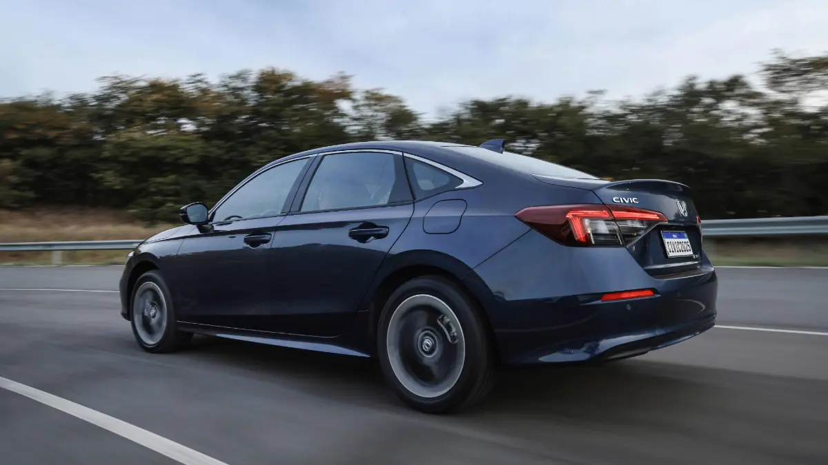 Honda Civic Advanced Hybrid 2026 azul em movimento