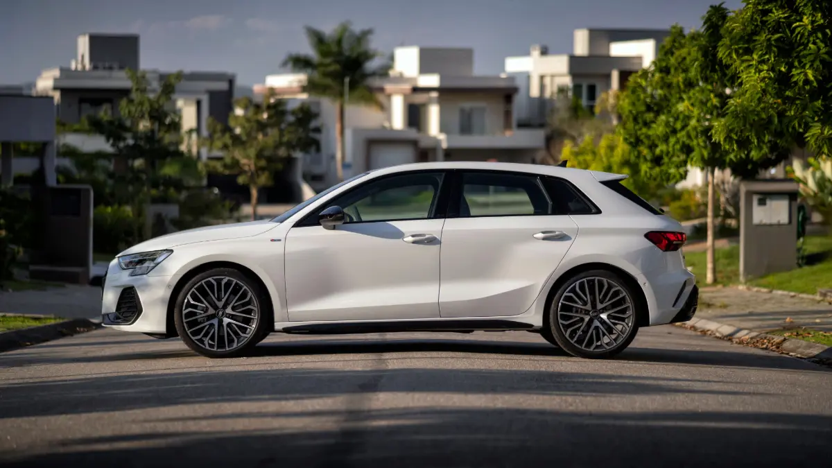 Audi A3 Sportback na cor branca estático de lado