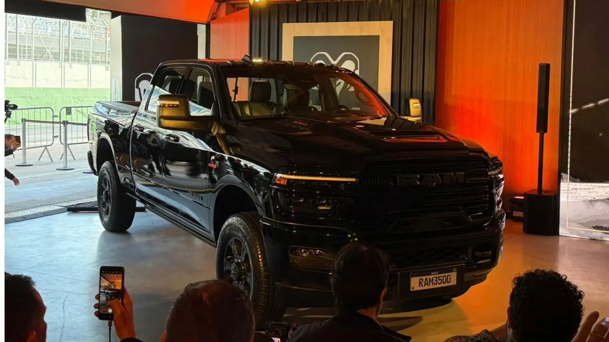 Ram 3500 preta estática no Festival Interlagos