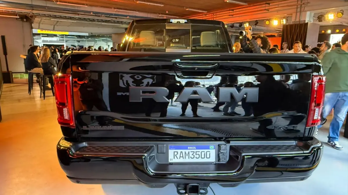 Ram 3500 preta estática no Festival Interlagos