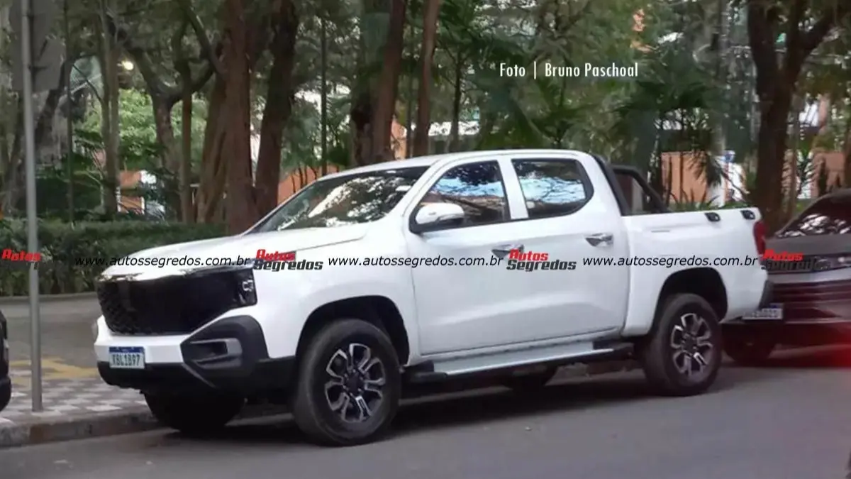 Picape Interior do Changan Hunter flagrada no Brasil estacionad de lado na cor branca