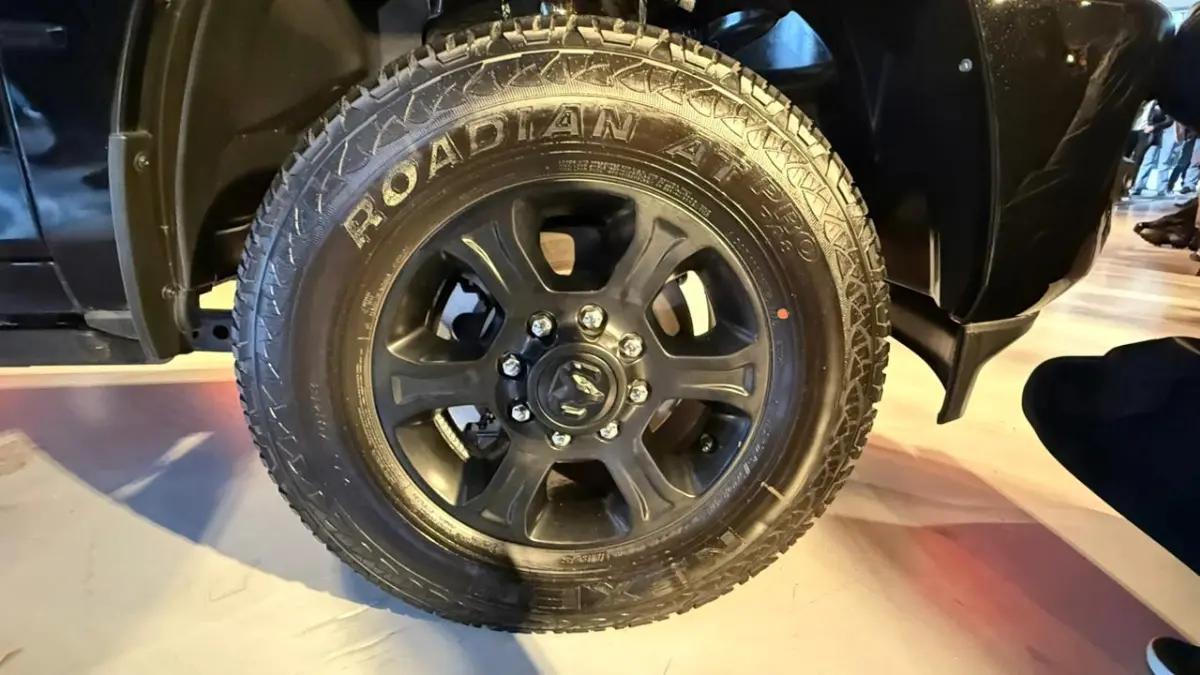 Rodas da RAM 3500 em preto no Festiva Interlagos