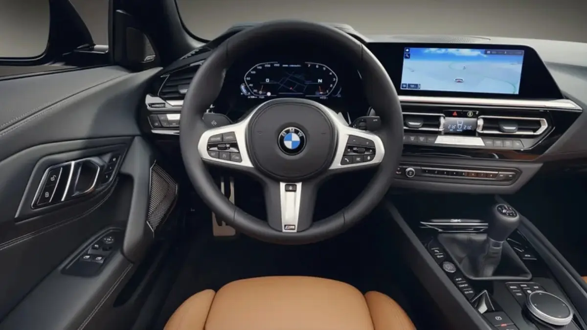 Interior do BMW Z4 2025 com câmbio manual