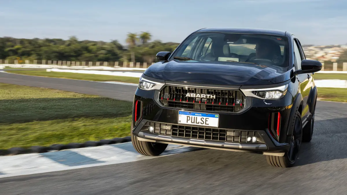 Fiat Pulse Abarth preto de frente em movimento na pista