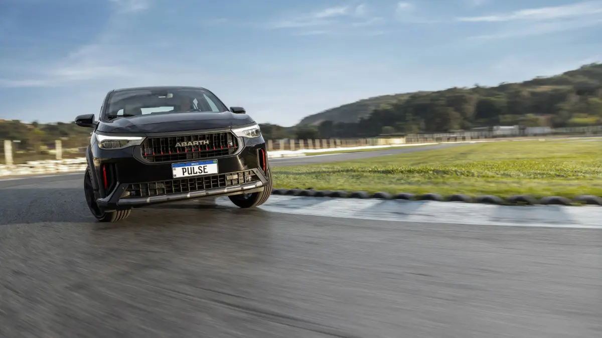 Fiat Pulse Abarth preto de frente em movimento na pista