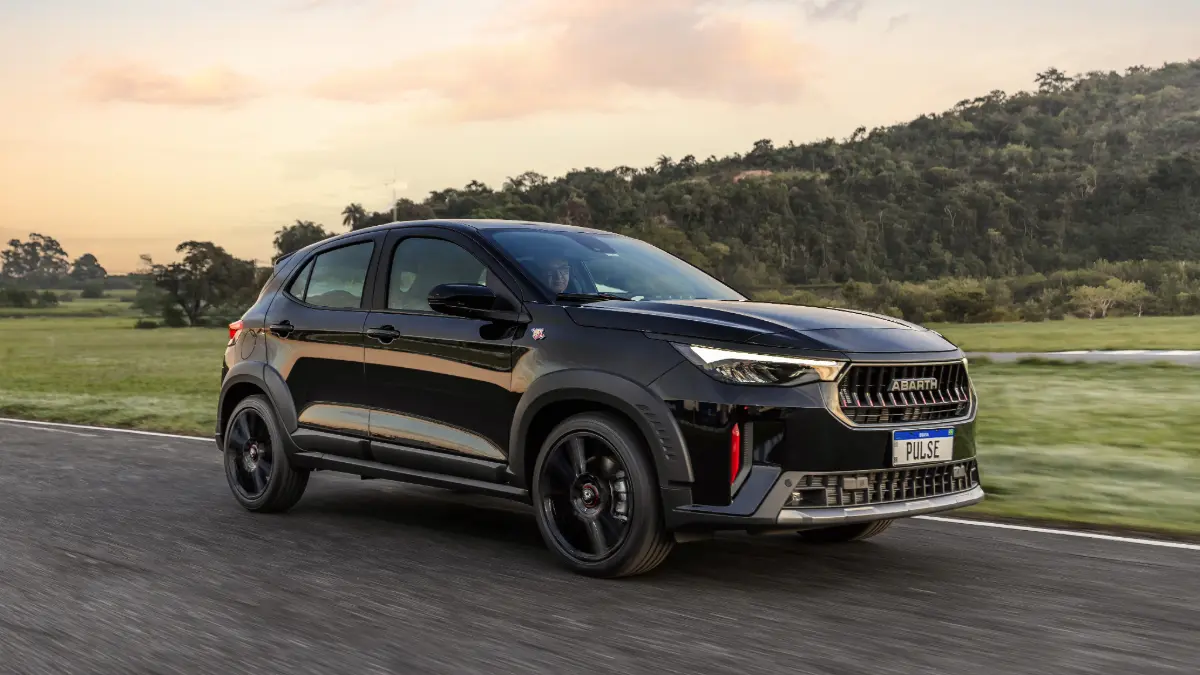 Fiat Pulse Abarth preto de lado em movimento na pista