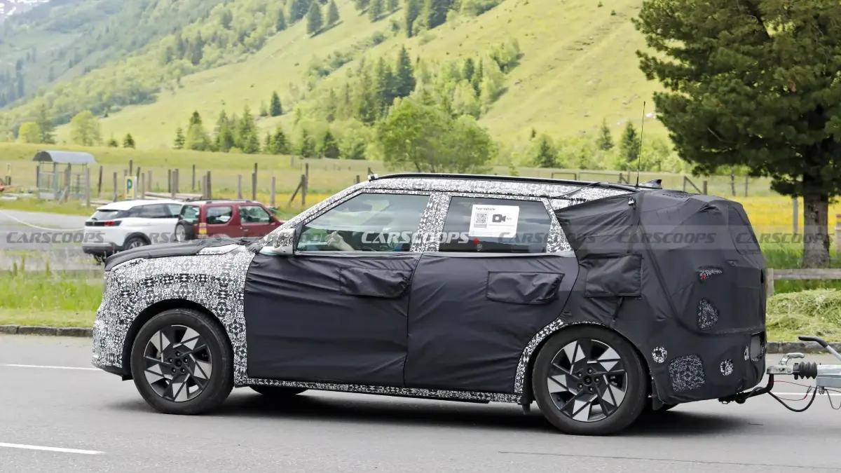 Kia Seltos camuflado flagrado na Europa mostrando a parte lateral