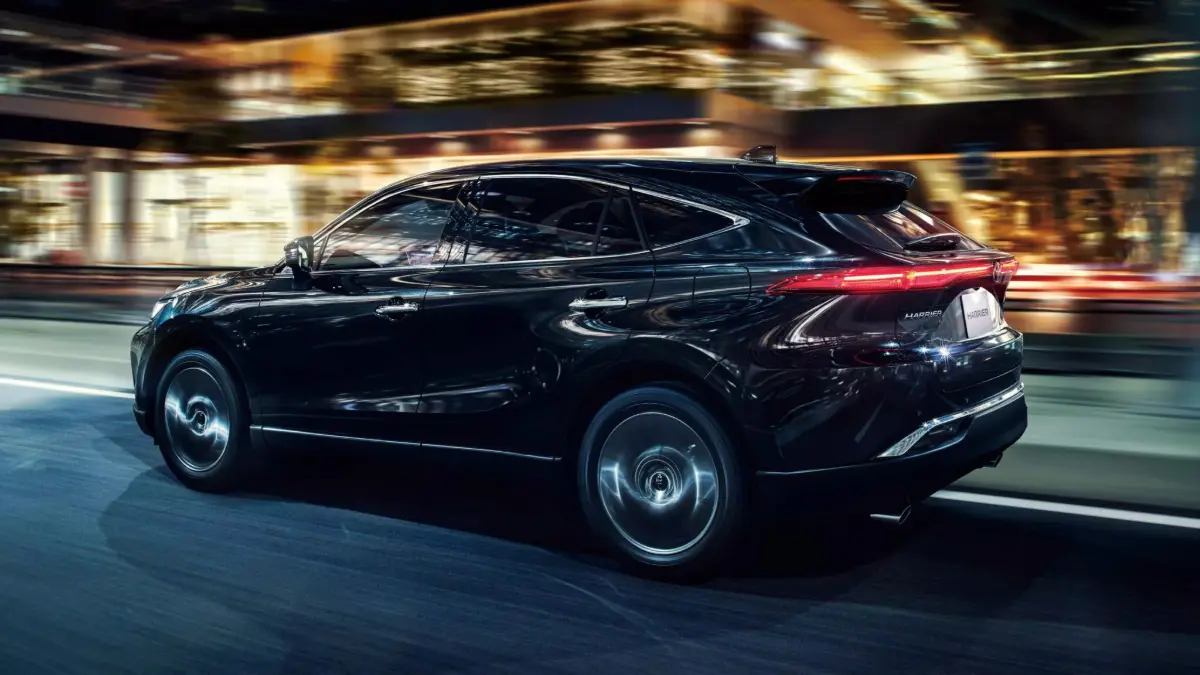 Toyota  Harrier preto em movimento de lado