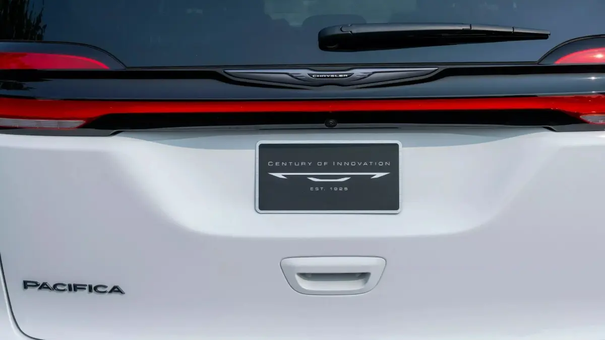 Detalhes da tampa do porta-malas Chrysler Pacifica 100th Anniversary Edition
