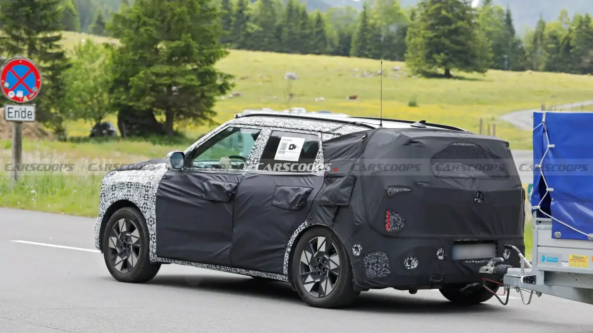 Kia Seltos camuflado flagrado na Europa mostrando a parte lateral e traseira