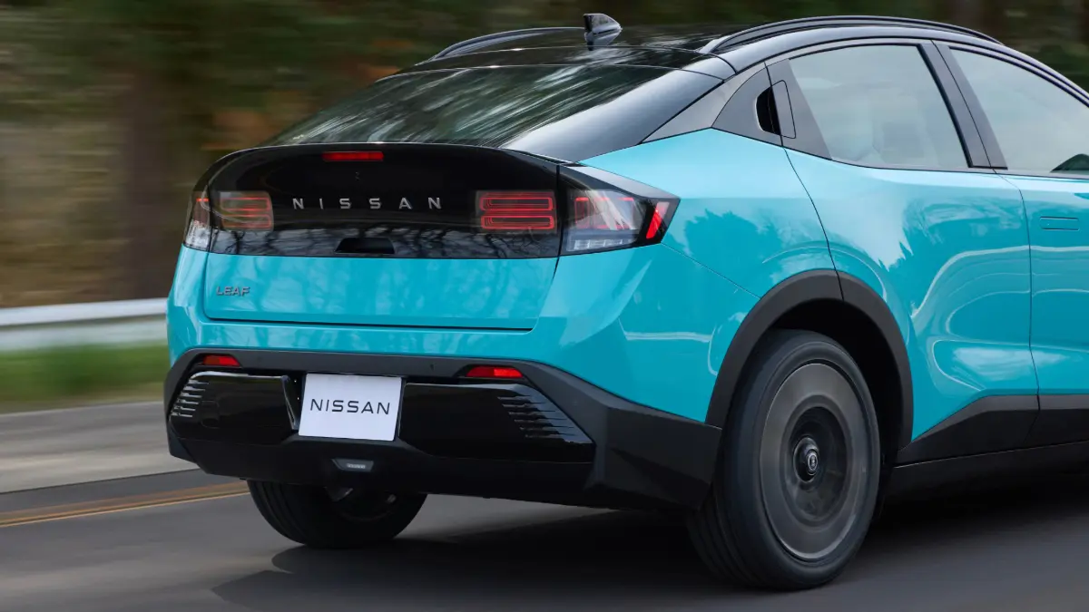 Nissan Leaf azul em movimento