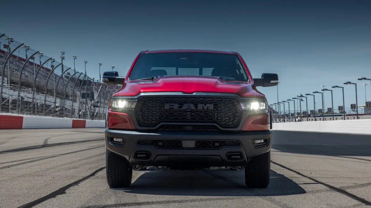 Ram 1500 com motor HEMI V-8 na cor vermelha de frente em uma pista