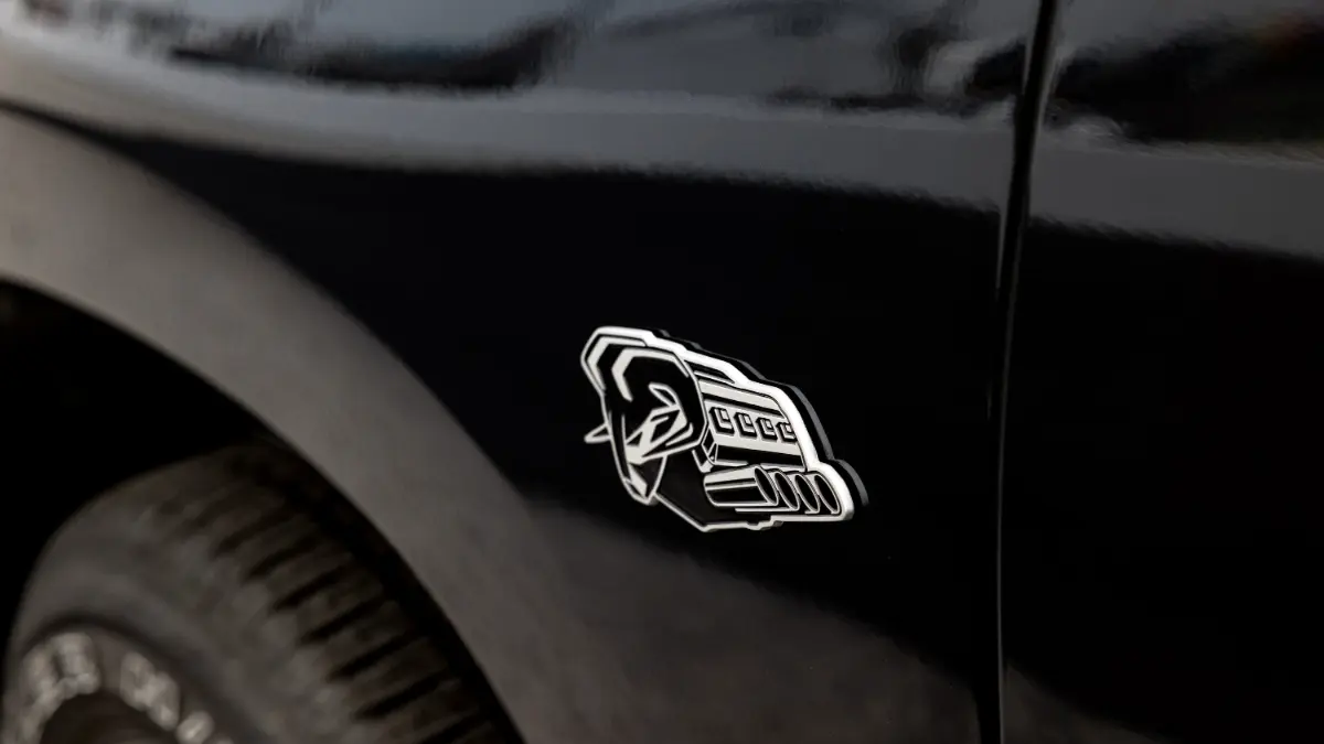 Emblema chamado de “Símbolo de Protesto” da Ram 1500 V-8 na cor preta