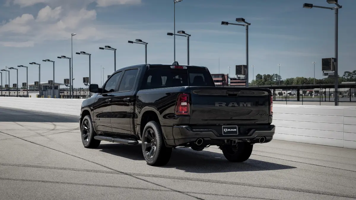 Ram 1500 com motor HEMI V-8 na cor preta de traseira em uma pista