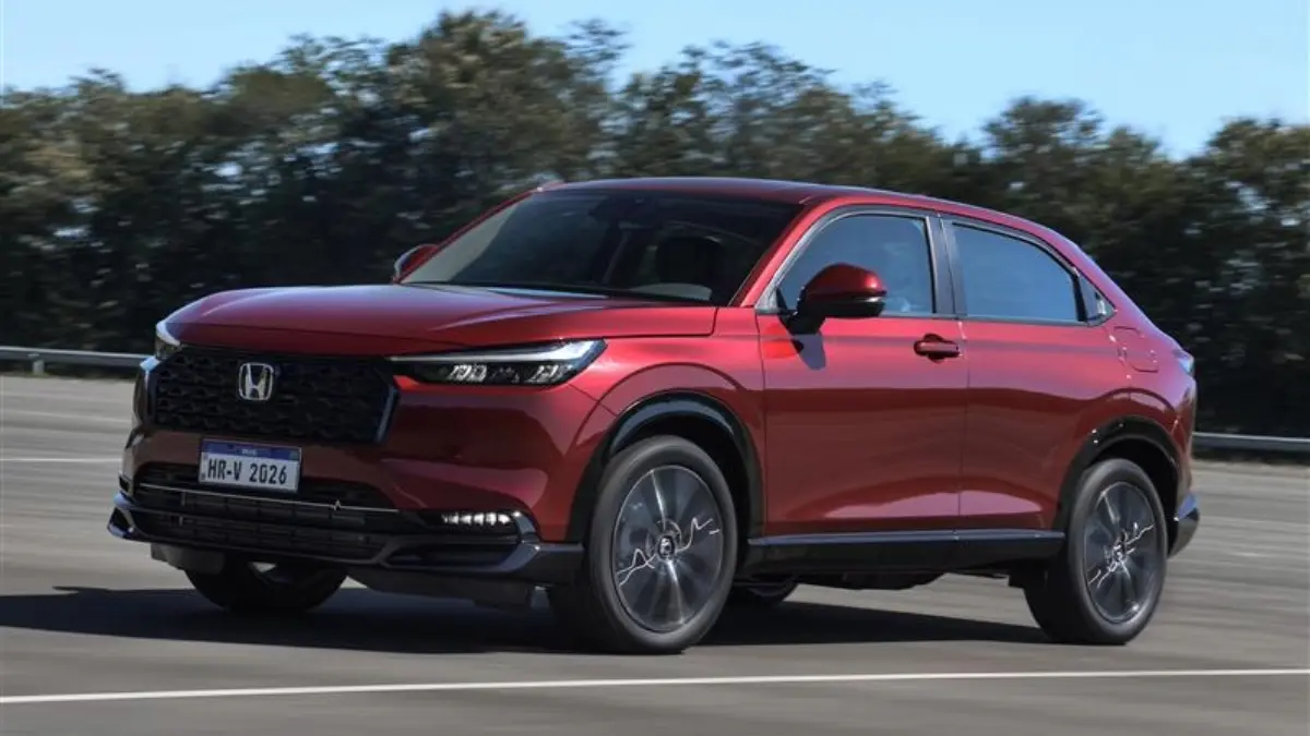 Honda HR-V 2026 Touring vermelho vinho de frente e lado em movimento