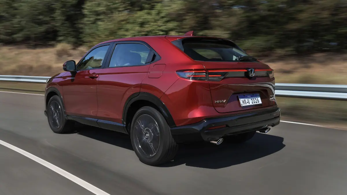Honda HR-V Touring 2025 vermelho vinho em movimento