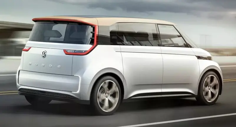 Minivan elétrica Volkswagen Budd-e branco em movimento de traseira