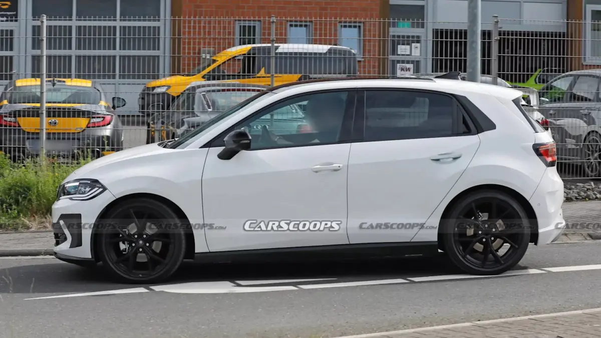 Volkswagen ID.2 branco de frente fingindo ser um Polo Gol