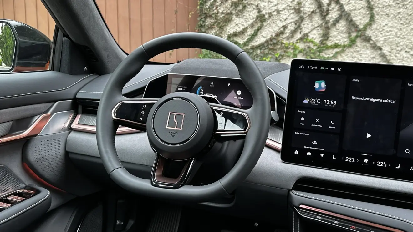 Detalhe do volante do Zeekr 001