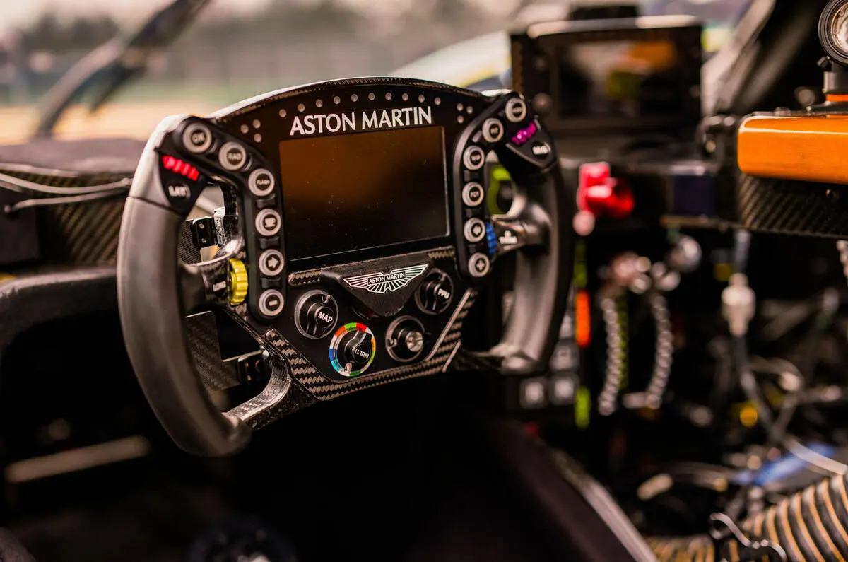 Interior do Aston Martin Valkyrie LM