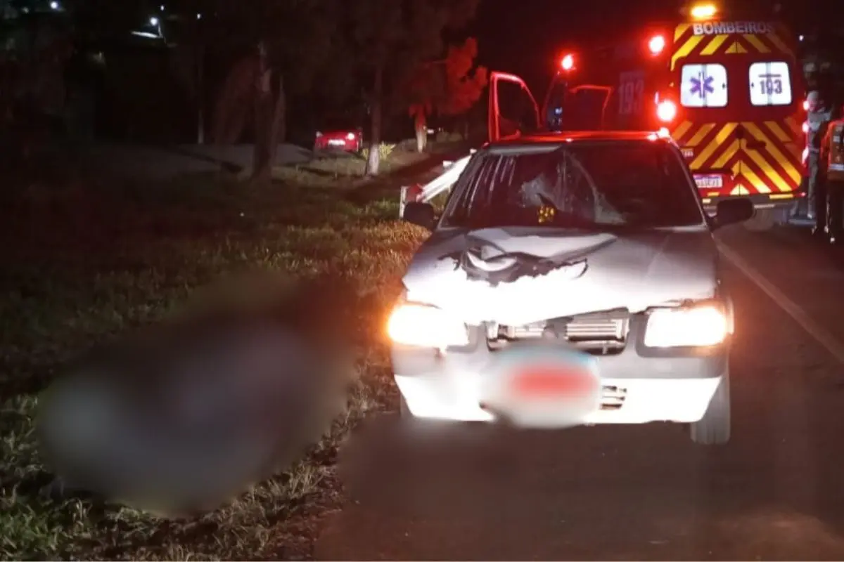 Fiat Uno prata com faróis acesos e destruído após acidente