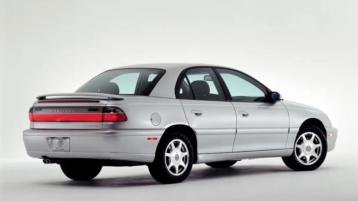 Cadillac Cateria prata det traseira em um fundo branco