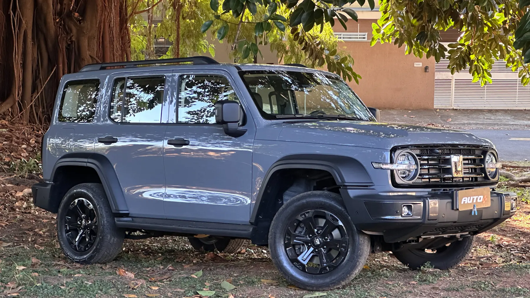 GWM Tank 300 cinza de frente