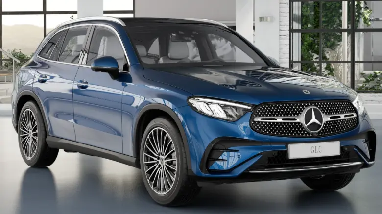 Mercedes-Benz GLC 300 4Matic AMG Line azul, com faróis acesos e visto de frente