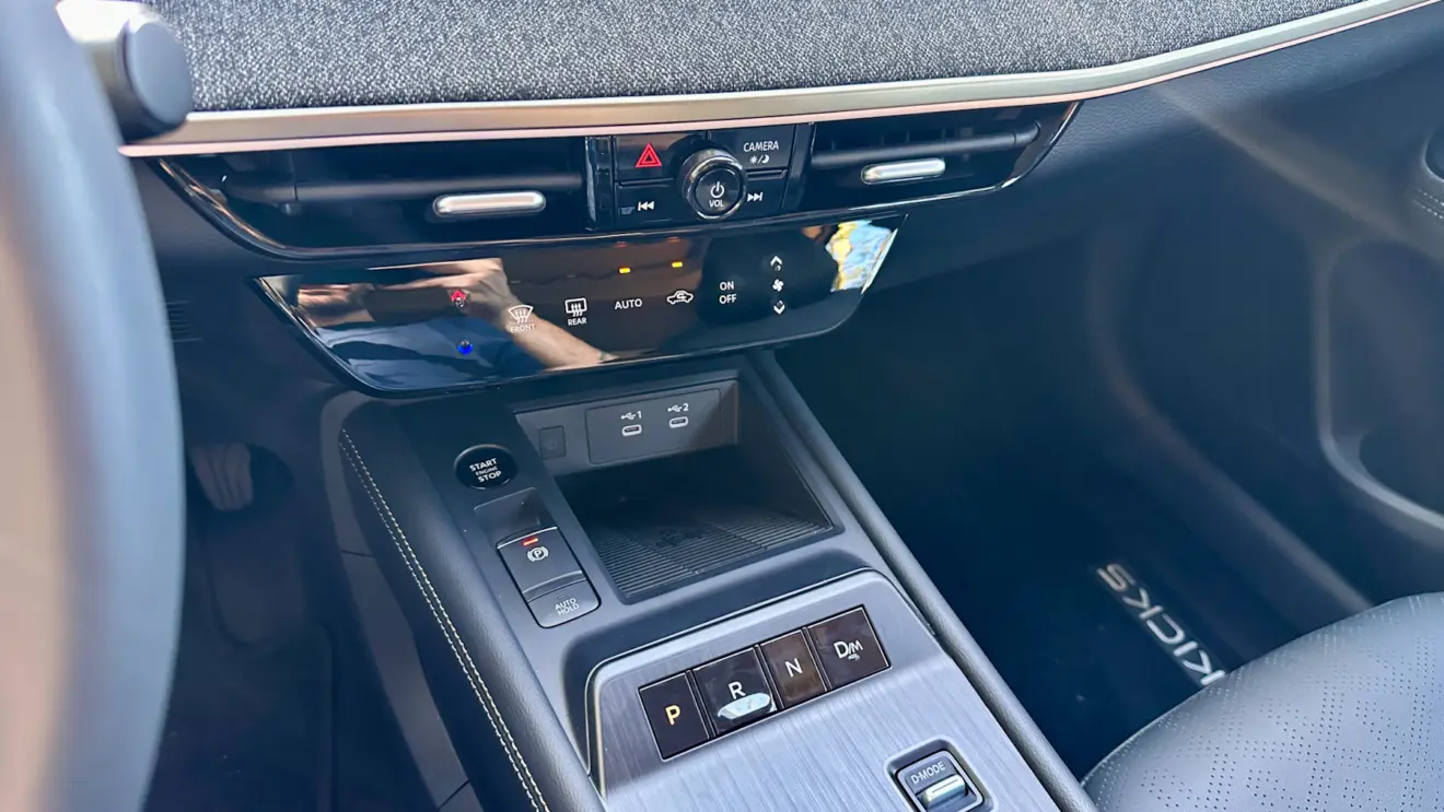 console central, ar-condicionado e manopla de câmbio nissan kicks 2026