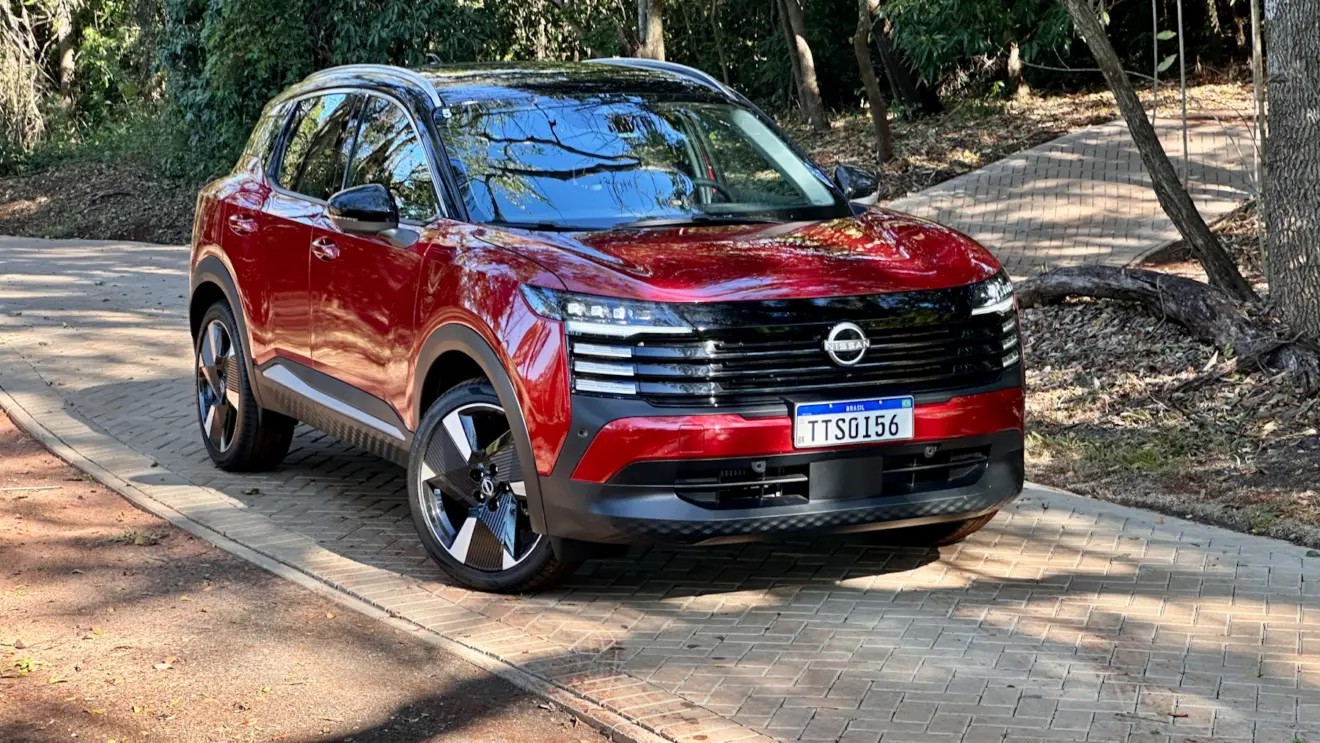 Nissan Kicks Platinum 2026 vermelho de frente em uma floresta