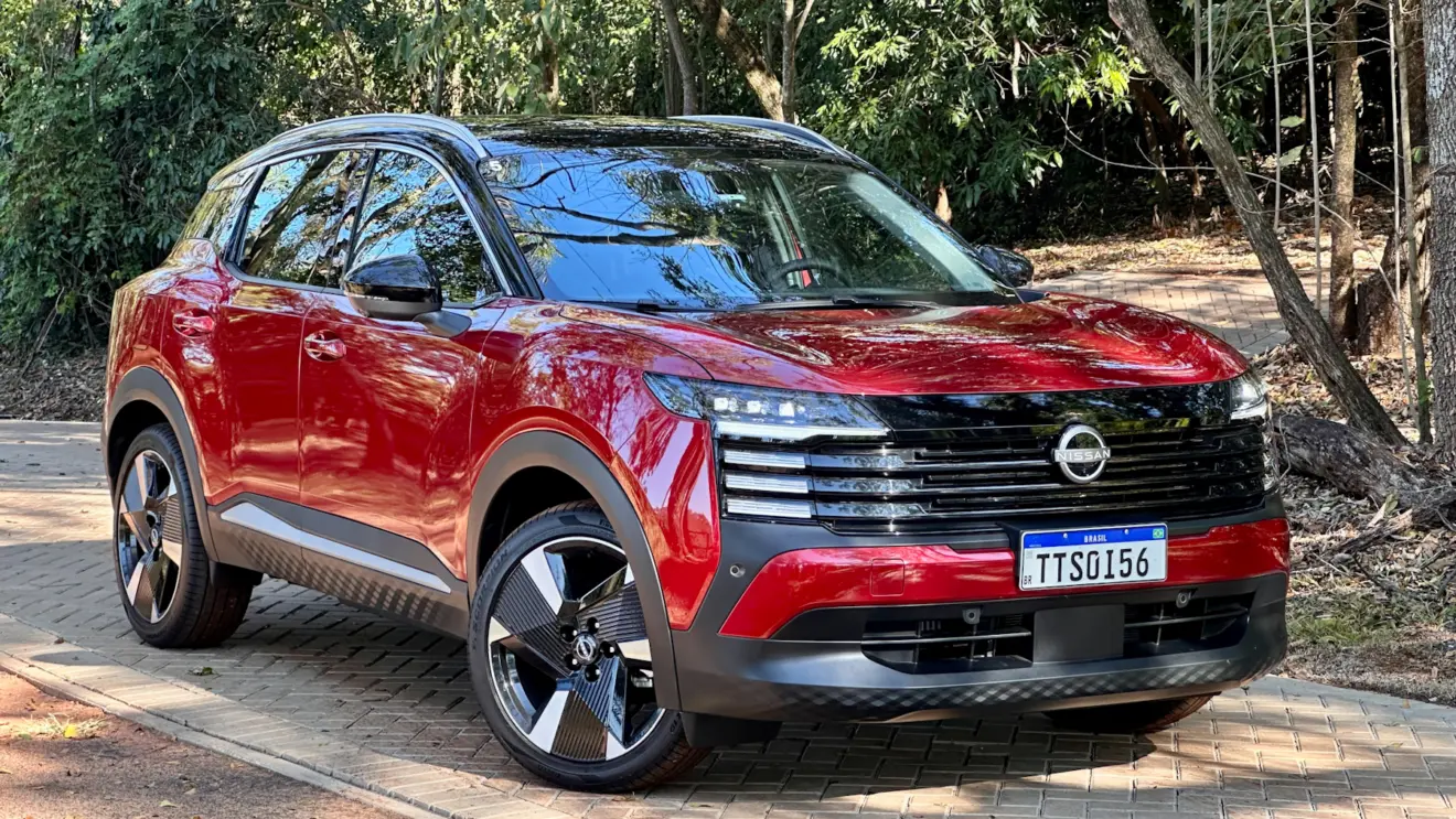 Nissan Kicks Platinum 2026 vermelho de frente em uma floresta
