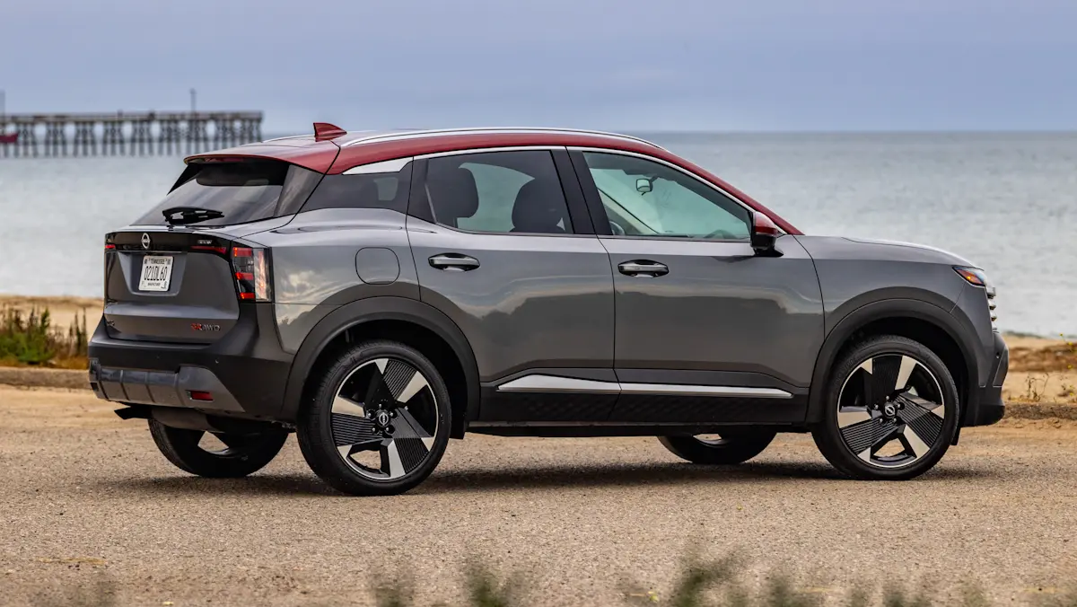 Nissan Kicks cinza de traseira