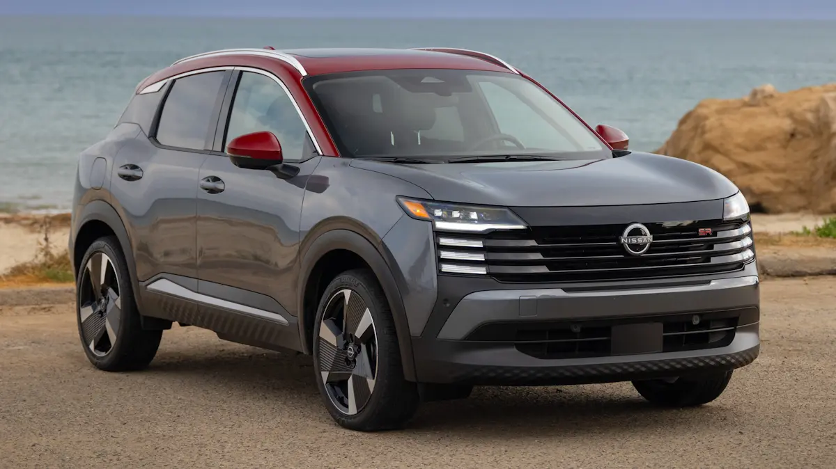 Nissan Kicks cinza de frente