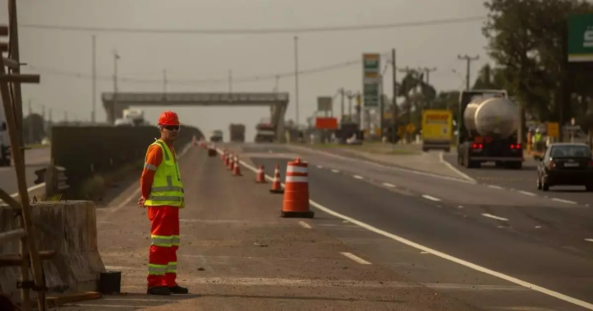 Obras na BR-101 e funcionário de olho no trânsito
