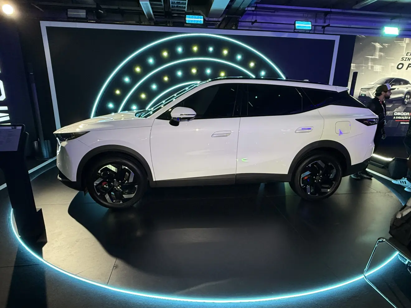 Omoda 7 híbrido plug-in branco, visto de lado