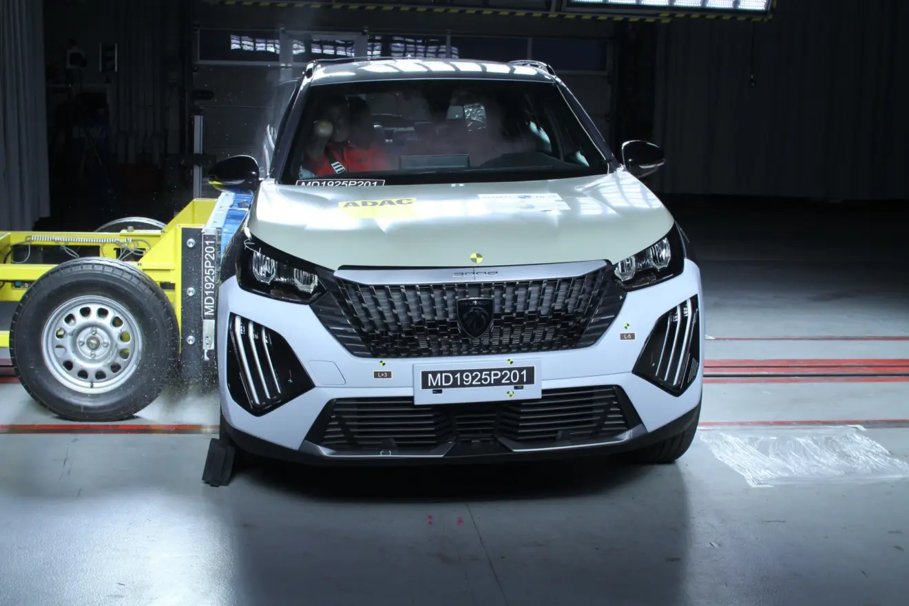 Peugeot 2008 branco no teste de impacto lateral do Latin NCAP