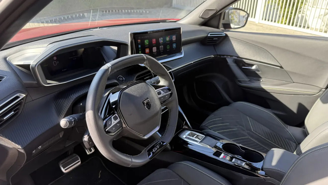 Parte dianteira do interior do Peugeot e-2008 GT