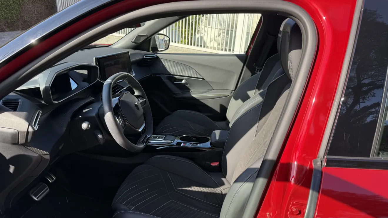 Parte dianteira do interior do Peugeot e-2008 GT